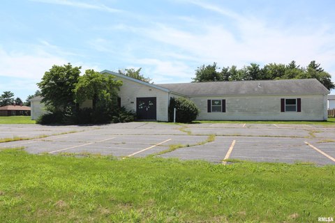 Spacious Commercial Building on Large Lot