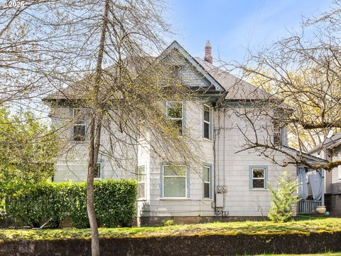 Portland Triplex in Clinton-Division Neighborhood