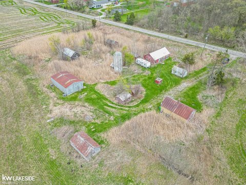 Agricultural Property with Three Barns