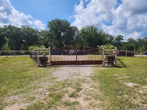 LAND - La Vernia, TX