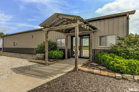 Taylorville Commercial Building For Rent