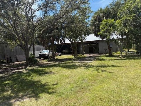 4.98 Acres with Polebarn Apartment
