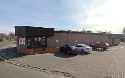 Lindenhurst Retail/Office Building on Sunrise