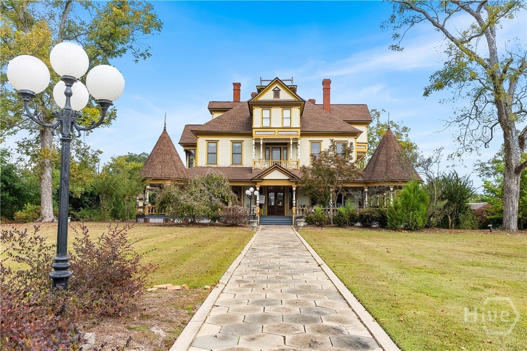 Historic Victorian Inn with Commercial Kitchen