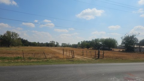 LAND - Lytle, TX