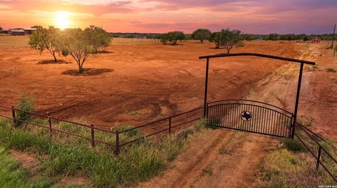 Land, Floresville, TX