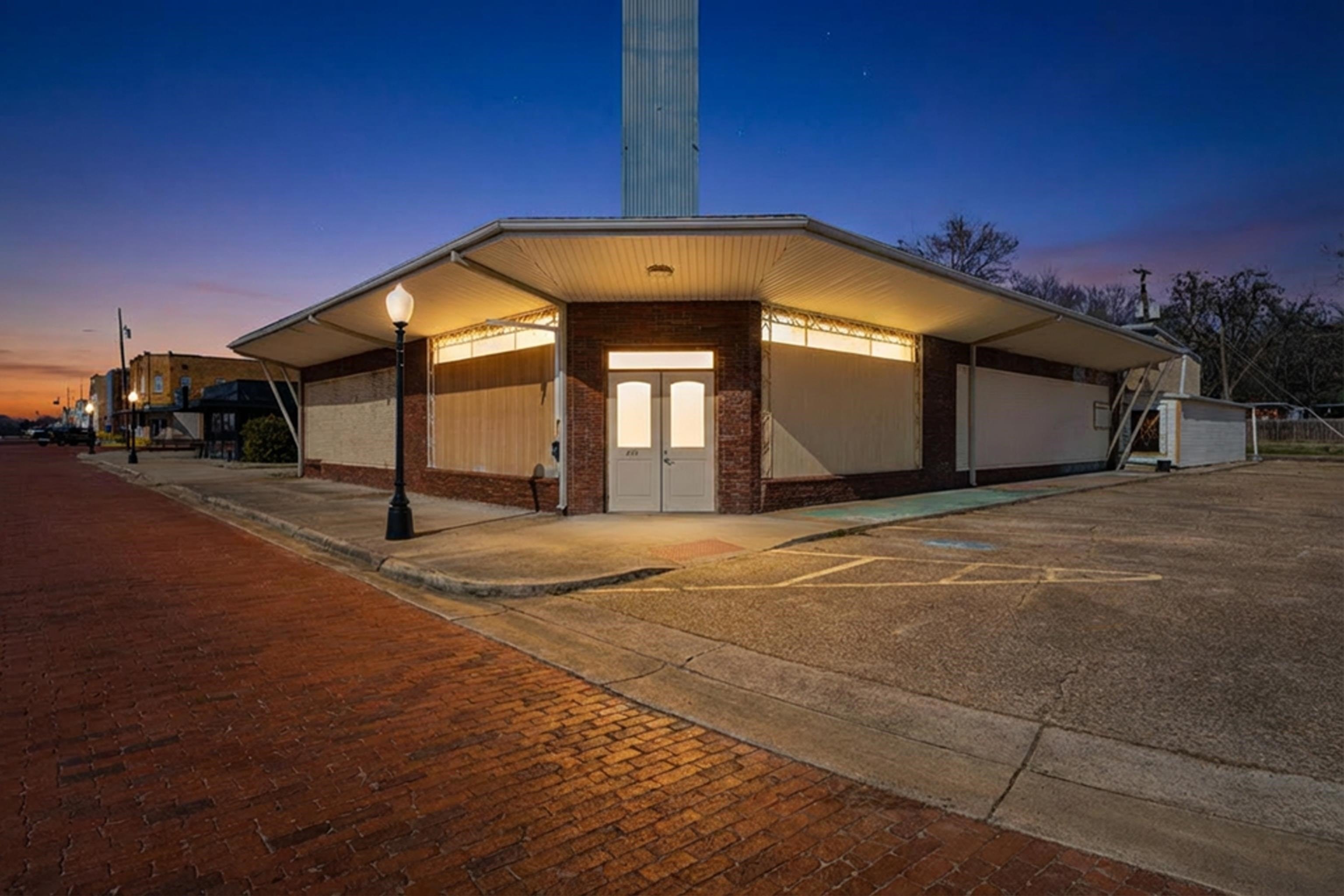 Large Commercial Space in Gladewater