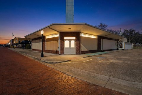 Large Commercial Space in Gladewater
