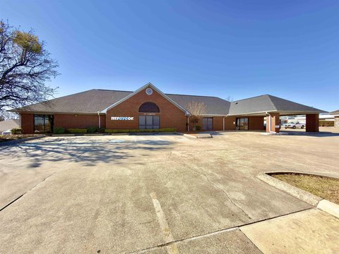 Versatile Commercial Building on Large Lot