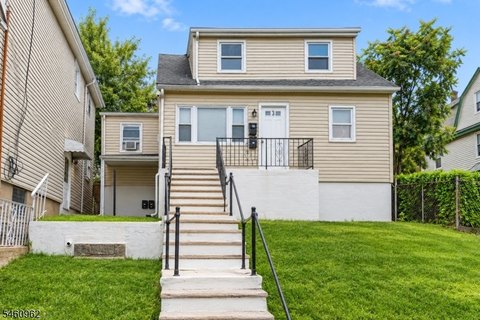 Two-Story Duplex Near Light Rail