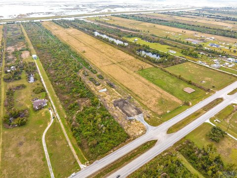 Unrestricted Acreage on High-Traffic Highway