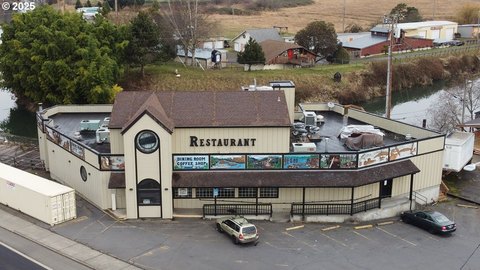Prime Commercial Building in Clatskanie