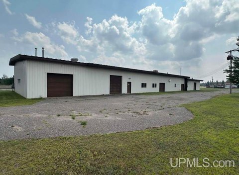 Flex Building with Fenced Yard
