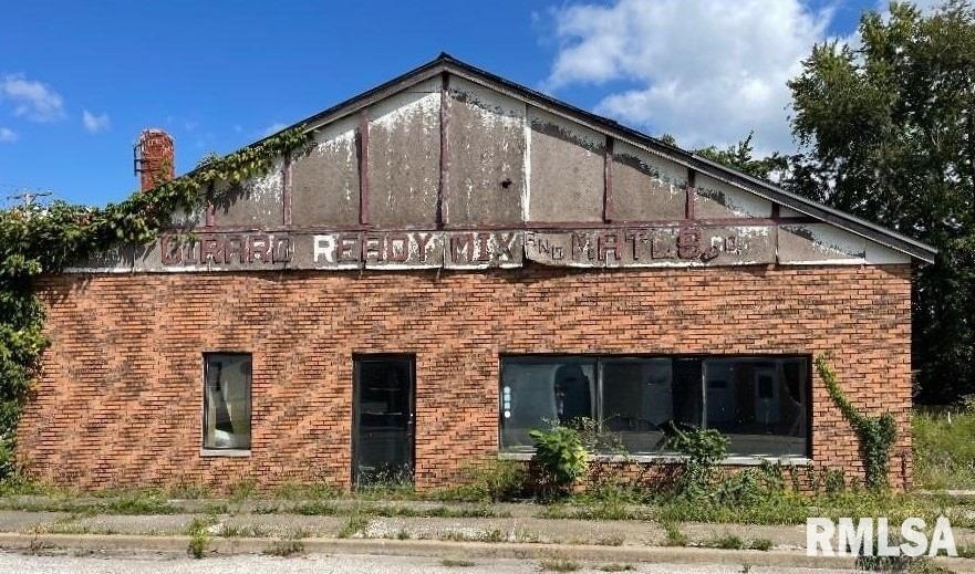 Commercial Building in Girard, Illinois