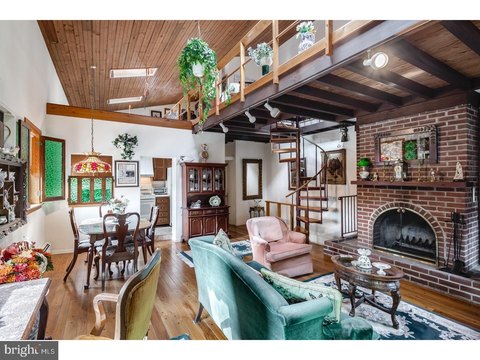 Mixed-Use Corner Property with Garage