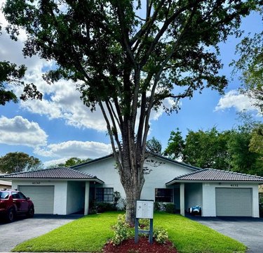 Coral Springs Duplex: Income Opportunity