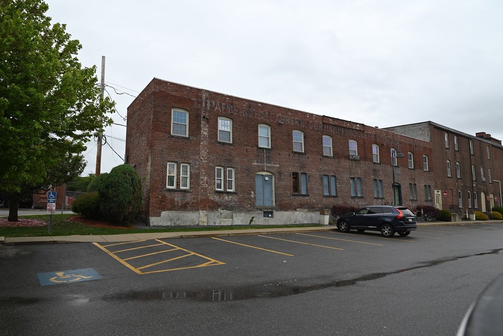 590 Dutton St, Lowell, MA 01854