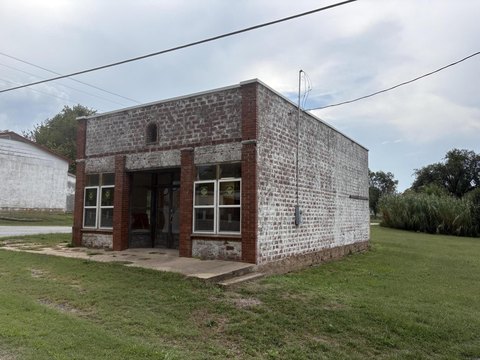 Versatile Commercial Property in Rocky Comfort