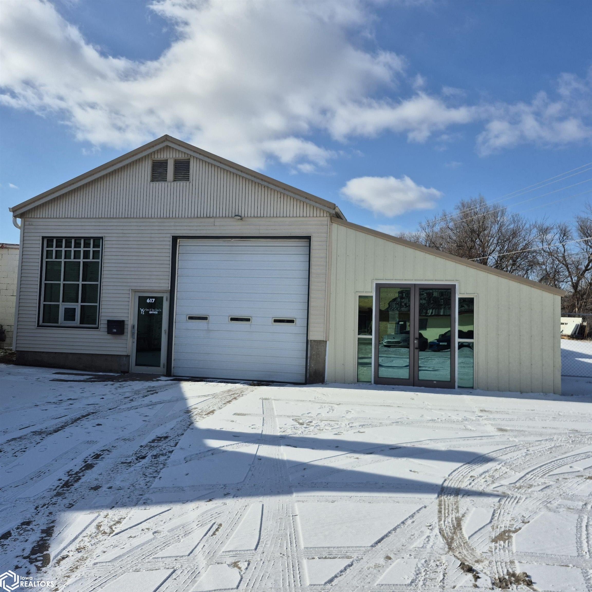 Ottumwa Commercial Space with Office