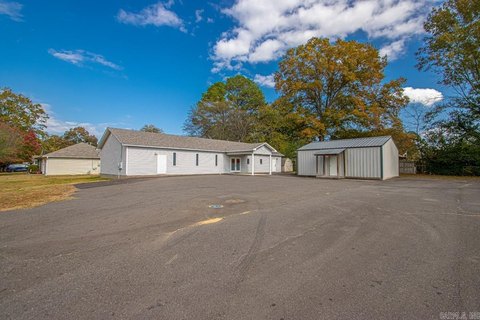 Versatile Building and Land in Benton