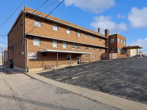 Mixed-Use Income Building with Elevator