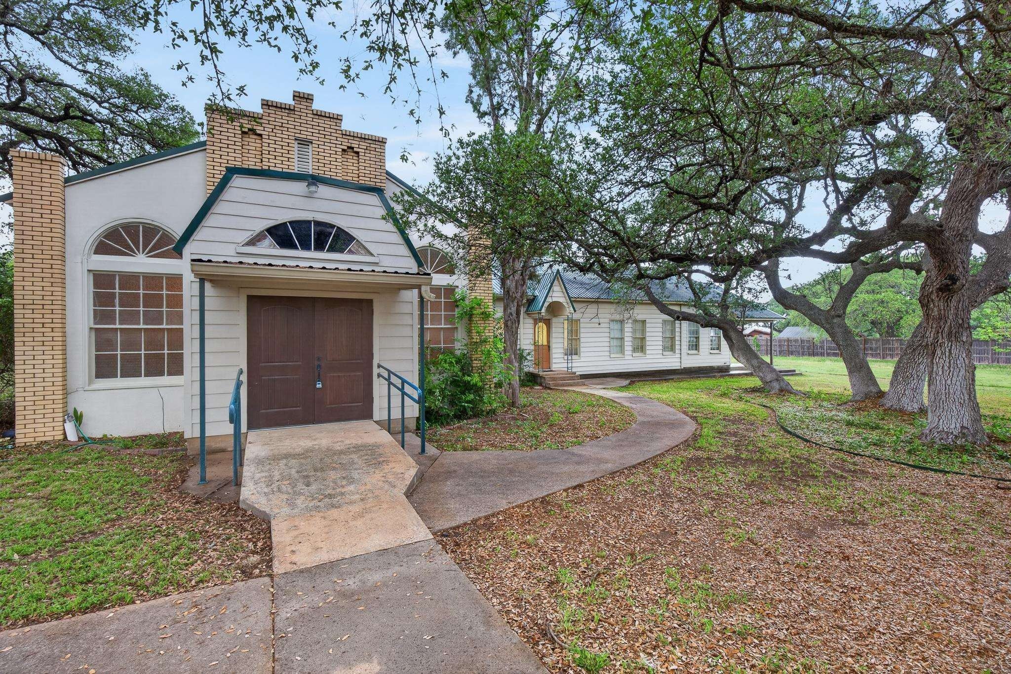 Charming Commercial Building in Bertram