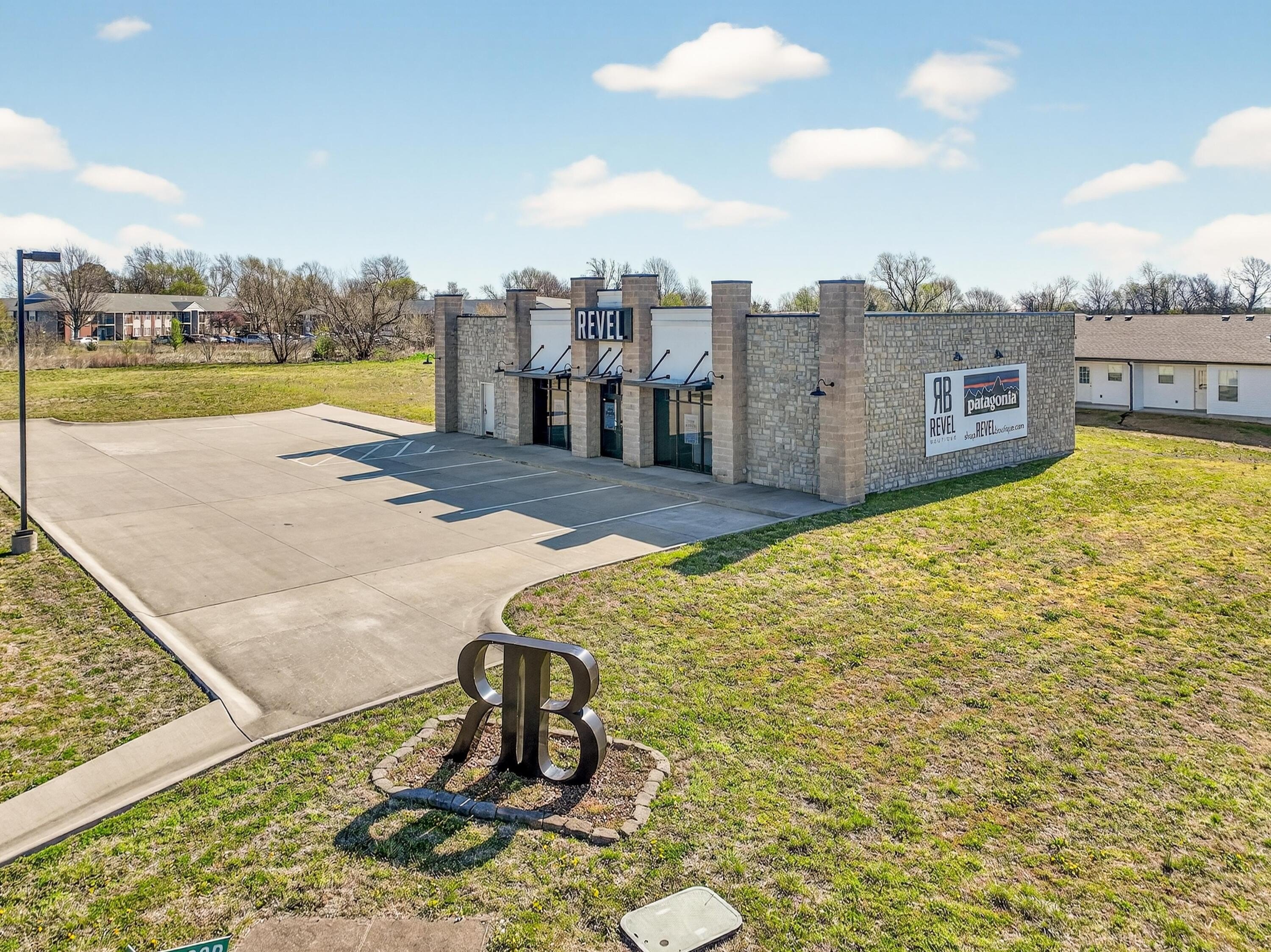 Versatile Commercial Space Near I-49