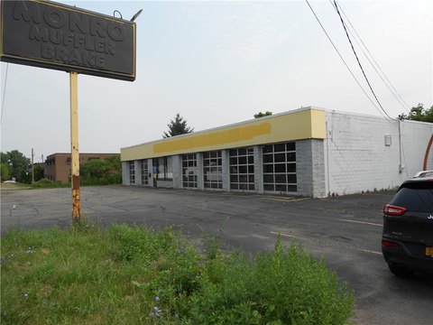 Automotive Service Building with Bays