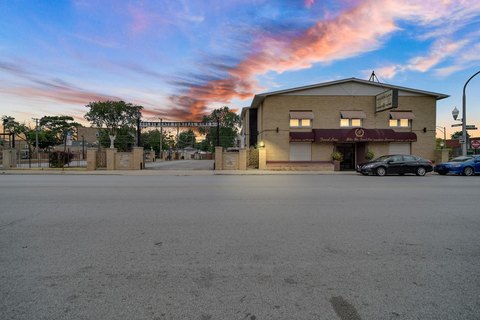 Versatile Commercial Facility in Chicago