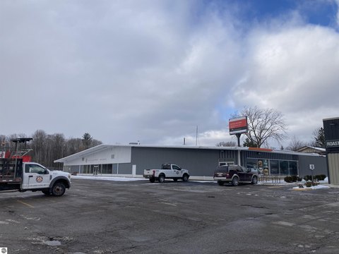 Steel Retail Building with Covered Walkway