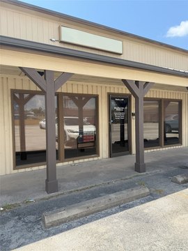 Retail Space in Busy Plaza