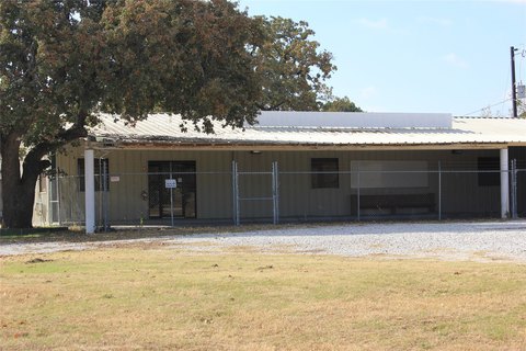 Versatile Flex Space with Outdoor Fenced Area
