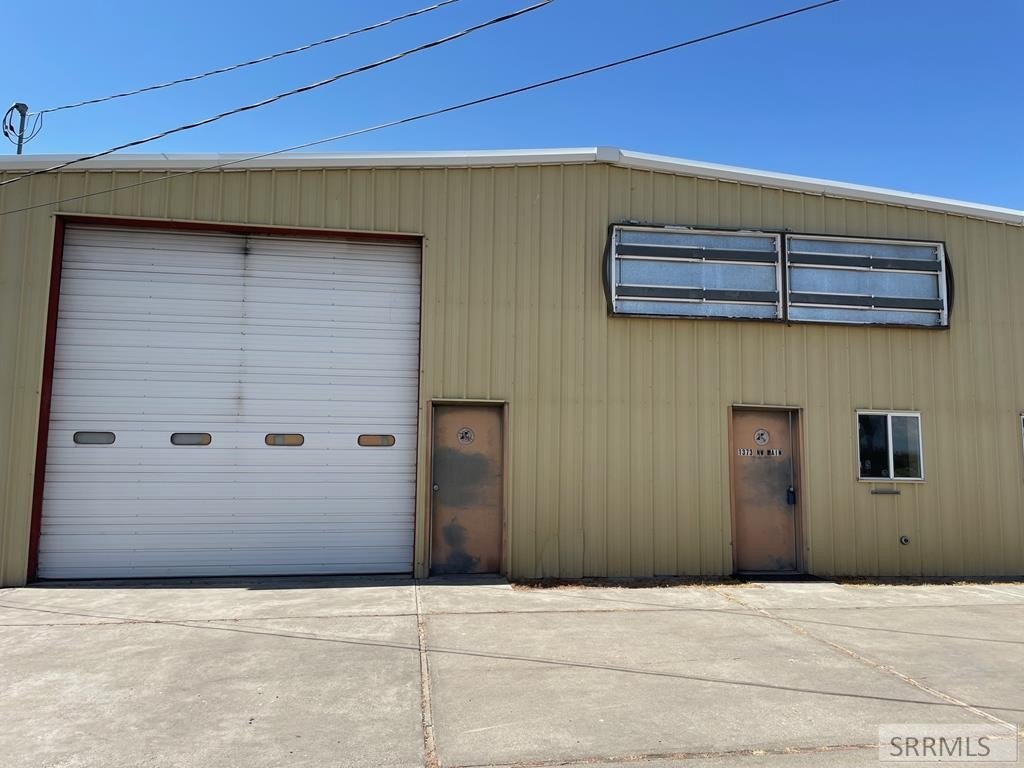 Spacious Warehouse with Loft Storage