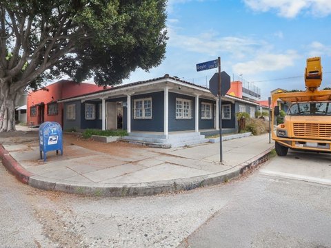 Free-Standing Commercial Building with Units