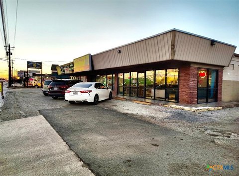 Prime Commercial Opportunity on Houston Highway