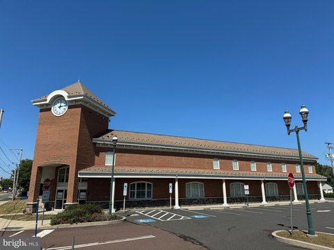 Freestanding Retail Building For Lease