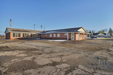 Flex Commercial Building with Multi-Restrooms