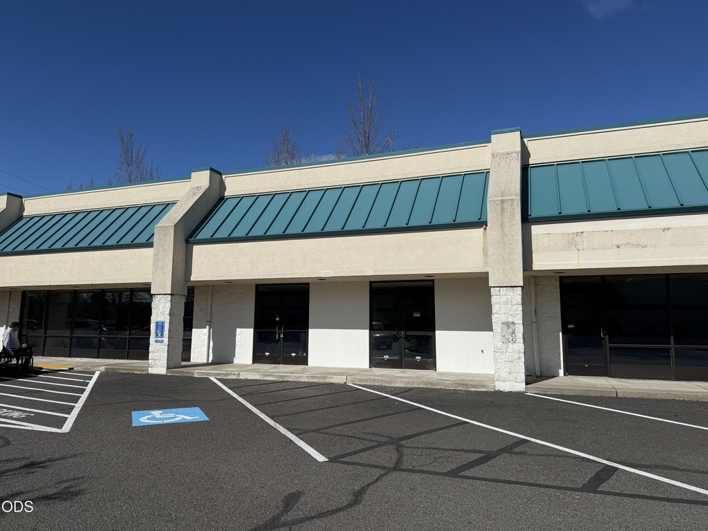 1594 Biddle Rd, Medford, OR 97504