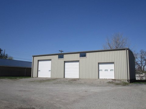 Open-Span Warehouse with Overhead Doors