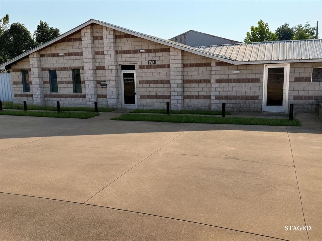 Versatile Commercial Property on Palestine Avenue