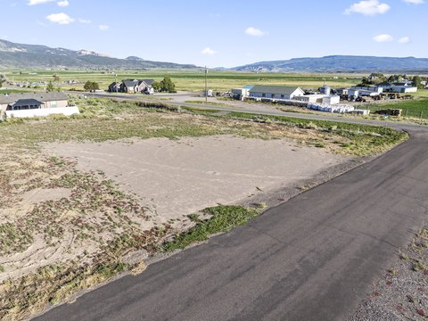 Land, Loa, UT