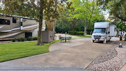 Pull-Through Motorcoach Resort Lot