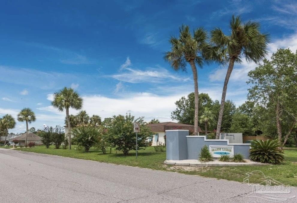 Pensacola, FL Interior Lakefront Lot