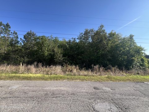 LAND - Saucier, MS