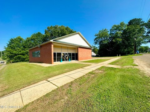 Versatile Commercial Building in Summit