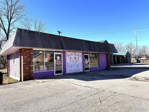 Retail Building in Willow Springs