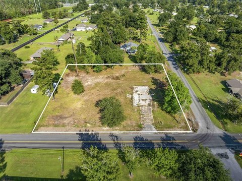 Spacious Corner Lot in Moss Bluff