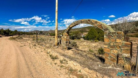 Land, Dixon, NM
