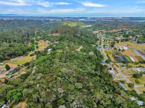Royal Oaks Acreage with Potential