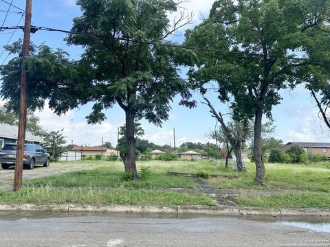 LAND - Universal City, TX